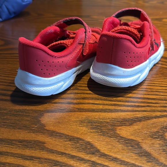 Under Armour Sneakers - Picture 2 of 3